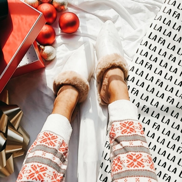 🚨Holiday Collection 💫🌲 WHITE FUR FLATS - Picture 6 of 8